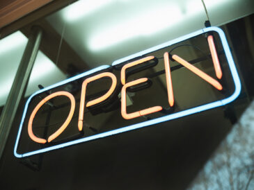 Skylt med OPEN