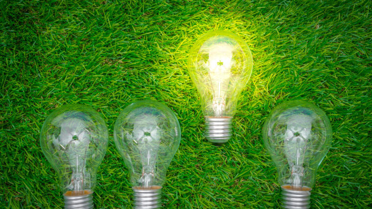 Fyra glödlampor. En lyser