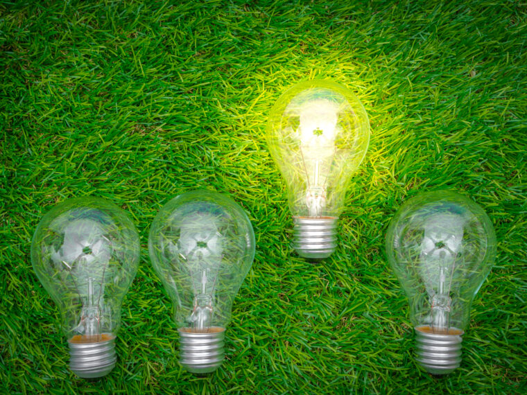Fyra glödlampor. En lyser